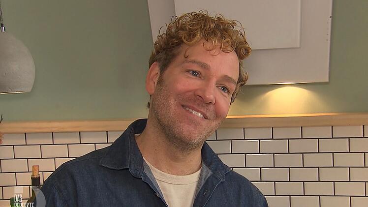 Musical- und Deko-Profi Thomas macht in Berlin den "Dinner"-Auftakt.