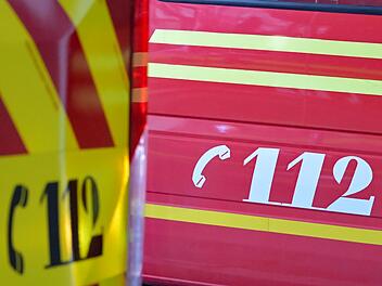 Feuerwehr und Rettungsdienst r&uuml;cken nach Notruf nach Michelau aus