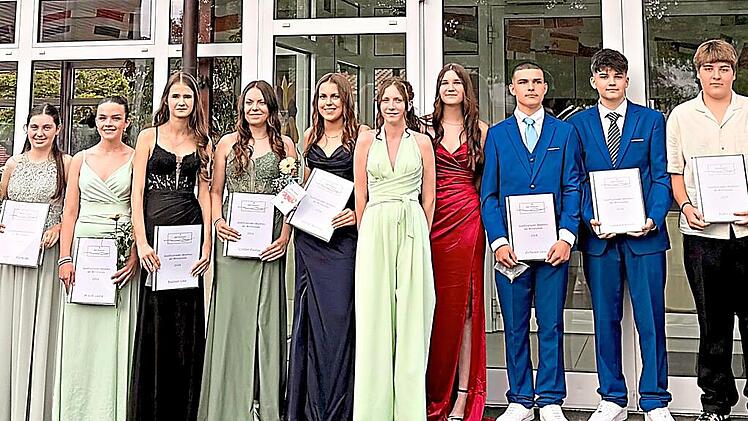 Abschlussfeier: Schulbeste und besondere Verdienste in F&auml;chern oder Engagement mit B&uuml;rgermeister Matthias H&uuml;ttl und Schulleiter Frank Paul von SchoenAlice von Schoen