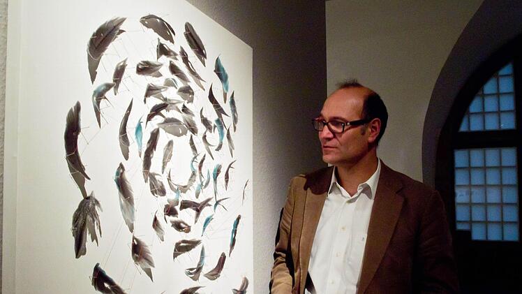 Sven Hauschke vor "Spain" von Philippa Beveridge