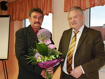 Bürgermeister Heribert Weber (r.) wird vom Zweiten Bürgermeister Sebastian Schwarzmann verabschiedet. Fotos: Mathias Erlwein