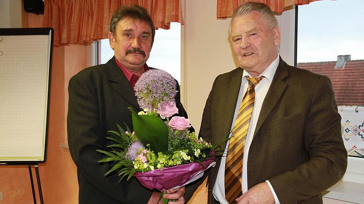 Bürgermeister Heribert Weber (r.) wird vom Zweiten Bürgermeister Sebastian Schwarzmann verabschiedet. Fotos: Mathias Erlwein
