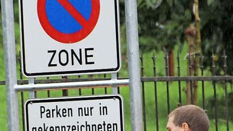 Eigentlich wollte man mit dem neuen Konzept das Verkehrs-Chaos in der Altstadt in den Griff bekommen, doch mit der Verwirklichung, vor allem der Rechts-vor-Links-Regel haben viele Eberner Probleme. Unser Bild entstand beim Anbringen der Schilder. Foto: Eckehard Kiesewetter