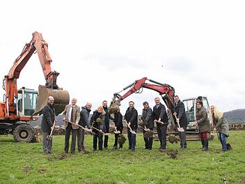 Die B&uuml;rgermeister Thomas Stadelmann (Zeil), Stefan Paulus (Knetzgau), Landrat Wilhelm Schneider, Veterin&auml;ramts&auml;rztin Simone Nowak, Marco Fleischmann und Eva Mangold (Kreishochbauamt), die B&uuml;rgermeister Dieter M&ouml;hring (Aidhausen), Walter Ziegler (Ebelsbach), Helmut Dietz (Untermerzbach), Kreisk&auml;mmerer Marcus Fr&ouml;hlich sowie Karin Kraus und Britta Merkel von der Tierschutzinitiative Ha&szlig;berge (von links) beim Spatenstich f&uuml;r das neue Tierheim. Foto: Andreas L&ouml;sch