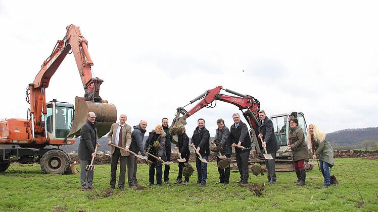 Die B&uuml;rgermeister Thomas Stadelmann (Zeil), Stefan Paulus (Knetzgau), Landrat Wilhelm Schneider, Veterin&auml;ramts&auml;rztin Simone Nowak, Marco Fleischmann und Eva Mangold (Kreishochbauamt), die B&uuml;rgermeister Dieter M&ouml;hring (Aidhausen), Walter Ziegler (Ebelsbach), Helmut Dietz (Untermerzbach), Kreisk&auml;mmerer Marcus Fr&ouml;hlich sowie Karin Kraus und Britta Merkel von der Tierschutzinitiative Ha&szlig;berge (von links) beim Spatenstich f&uuml;r das neue Tierheim. Foto: Andreas L&ouml;sch