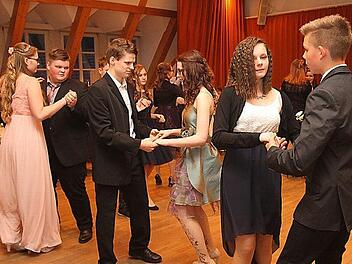 Je später der Abend, desto sicherer wurden die Tanzpaare auf dem Parkett. Foto: Günther Geiling