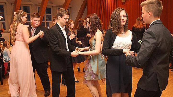 Je später der Abend, desto sicherer wurden die Tanzpaare auf dem Parkett. Foto: Günther Geiling