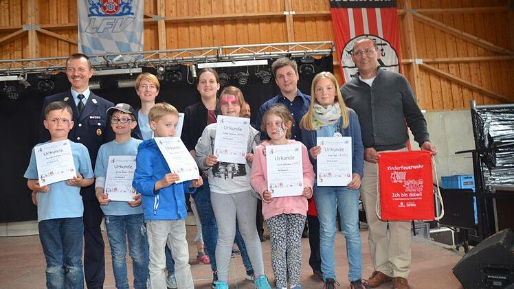 Sie waren sozusagen die Hausherren. Die Kinderfeuerwehr Wickendorf. Mit im Bild hinten von links, KBM Markus Wachter, Christina Herrmann, Kathrin Zipfel (Betreuer Kinderfeuerwehr), Holger Heinlein, 2. Bürgermeister und Schirmherr Stephanus Neubauer. Foto: K.- H. Hofmann