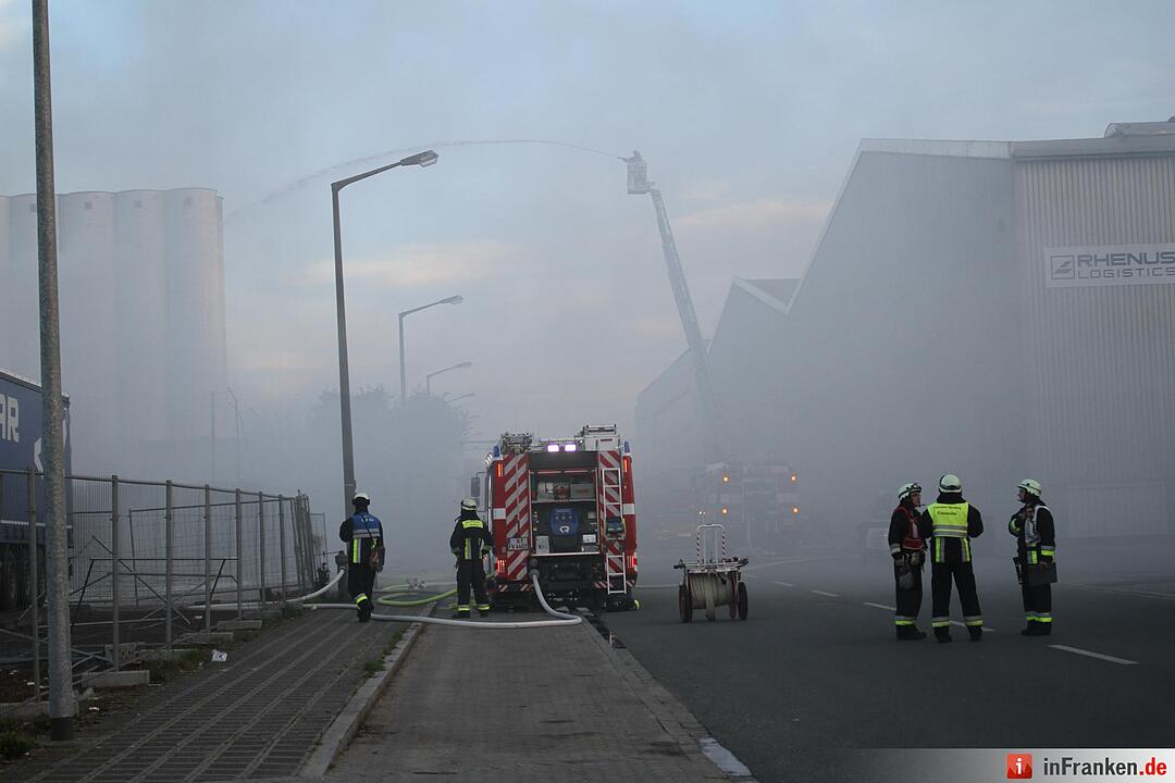 Müllberg am Nürnberger Hafen fängt Feuer – Großeinsatz der Feuerwehr