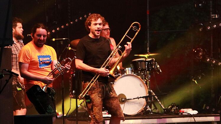 Krachledernes Outfit, mitreißend laute Beats: LaBrassBanda begeistert in Tambach . Foto: Jochen Berger