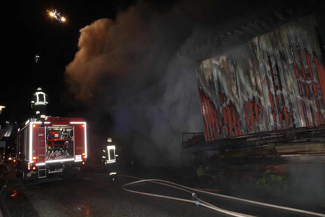 Flammen vernichten stillgelegte Zimmerei