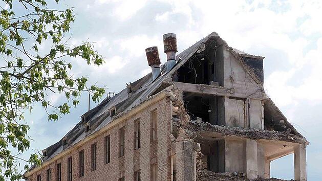 Am Ende bleibt von dem Reichstypenspeicher auf dem Gel&auml;nde der Baywa in Coburg-Neuses ein gro&szlig;er Haufen Bauschutt aus Ziegeln, Stahl und Beton &uuml;brig. Das Unternehmen l&auml;sst den Getreidespeicher aus den 30er Jahren des vergangenen Jahrhunderts abrei&szlig;en. Foto: Christoph Winter