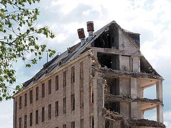Am Ende bleibt von dem Reichstypenspeicher auf dem Gel&auml;nde der Baywa in Coburg-Neuses ein gro&szlig;er Haufen Bauschutt aus Ziegeln, Stahl und Beton &uuml;brig. Das Unternehmen l&auml;sst den Getreidespeicher aus den 30er Jahren des vergangenen Jahrhunderts abrei&szlig;en. Foto: Christoph Winter