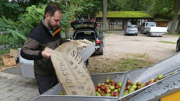 Andreas Sch&ouml;nfelder bef&uuml;llt die Anlage.    Foto: Manfred Welker
