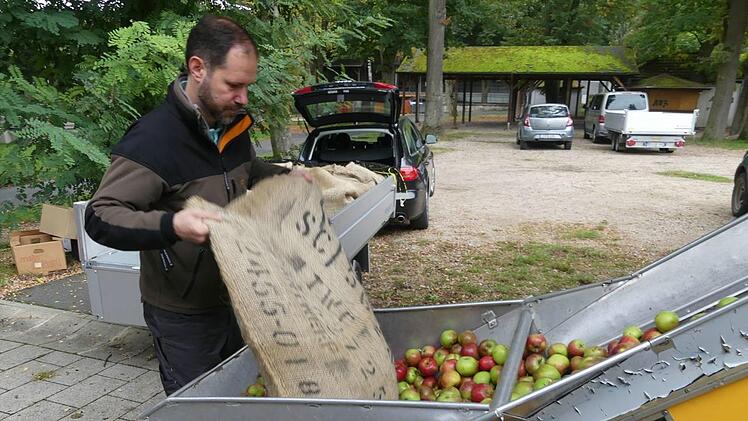 Andreas Schönfelder befüllt die Anlage.    Foto: Manfred Welker