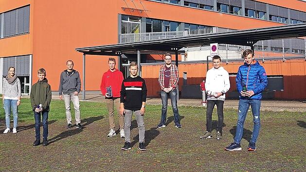 Die RS I gewann sowohl das Schulradeln als auch zwei Kategorien des Stadtradelns. Daf&uuml;r wurden die Schule sowie die f&uuml;nf t&uuml;chtigsten Kilometersammler am Donnerstag durch Johannes Meitner (rechts) und Dirk B&uuml;chner (Vierter von rechts) geehrt. Mit im Bild sind die Schulleiterin Christa B&auml;nisch (links) sowie die Sportlehrkr&auml;fte Kathrin Kieser (Zweite von links) und Dominik Meixner (Vierter von links).  Foto: Heike Sch&uuml;lein