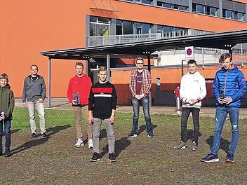 Die RS I gewann sowohl das Schulradeln als auch zwei Kategorien des Stadtradelns. Dafür wurden die Schule sowie die fünf tüchtigsten Kilometersammler am Donnerstag durch Johannes Meitner (rechts) und Dirk Büchner (Vierter von rechts) geehrt. Mit im Bild sind die Schulleiterin Christa Bänisch (links) sowie die Sportlehrkräfte Kathrin Kieser (Zweite von links) und Dominik Meixner (Vierter von links).  Foto: Heike Schülein