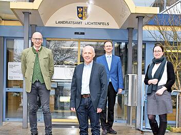 Otto Betz (vorne Mitte) wurde in den Ruhestand verabschiedet. Für sein Jahrzehnte langes Engagement am Landratsamt Lichtenfels dankten Landrat Christian Meißner (2. v. r.), Geschäftsleiter Holger Stingl (3. v. r.), Abteilungsleiter Tim Baum (r.), die stellvertretende Leiterin des Personalmanagements, Lydia Brückner (2. v. r.), und Ayleen Brieden vom Personalrat (r.).