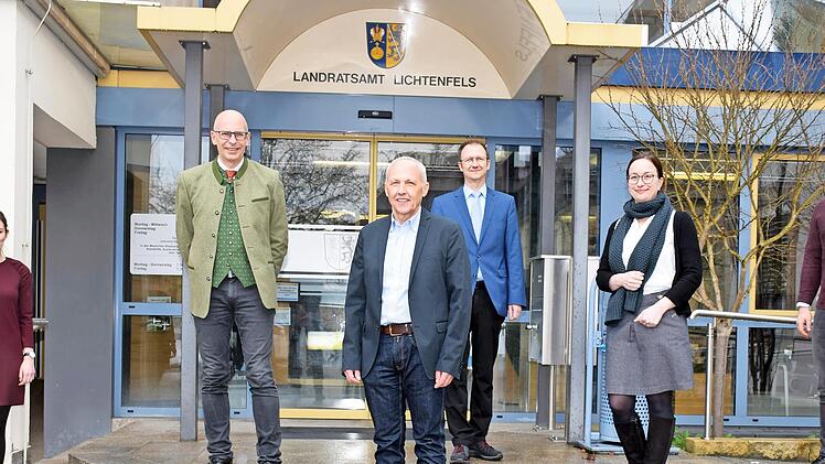 Otto Betz (vorne Mitte) wurde in den Ruhestand verabschiedet. Für sein Jahrzehnte langes Engagement am Landratsamt Lichtenfels dankten Landrat Christian Meißner (2. v. r.), Geschäftsleiter Holger Stingl (3. v. r.), Abteilungsleiter Tim Baum (r.), die stellvertretende Leiterin des Personalmanagements, Lydia Brückner (2. v. r.), und Ayleen Brieden vom Personalrat (r.).