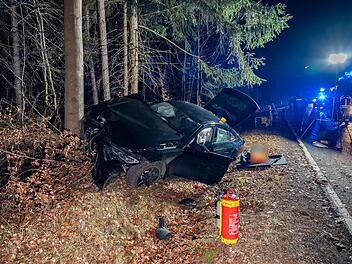 Kreis Bamberg: Fahranfänger (19) kracht gegen Baum - drei Verletzte Kreis Bamberg: Fahranfänger (19) kracht gegen Baum - drei Verletzte