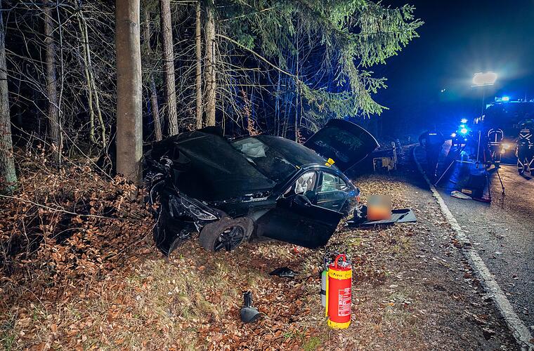 Kreis Bamberg: Junger Fahrer (19) kracht gegen Baum - drei Verletzte