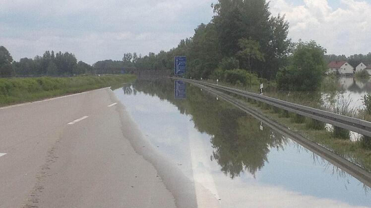 Die A3 glich dem Ufer eines Sees.   Foto: Dieter Eck