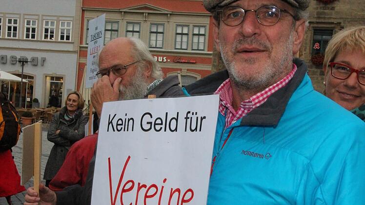 Grünen-Stadtrat Wolf-Rüdiger Benzel mit Protestschild.