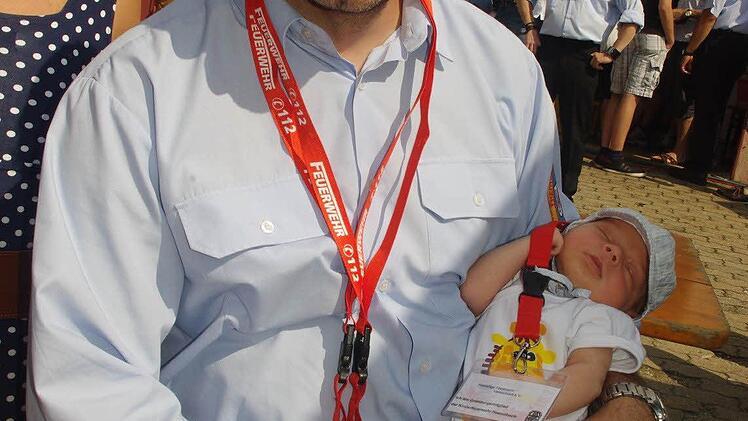 Das jüngste Mitglied der Kinder-Feuerwehr Hesselbach: Jannik, 3 Wochen alt.
