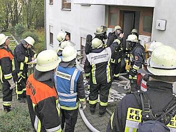 Ein großes Aufgebot an Feuerwehren war ausgerückt, um den Brand in einem Mehrfamilienhaus in Königsberg zu bekämpfen.  Foto: Rene Ruprecht
