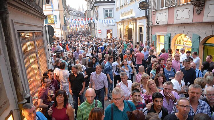 War die Sandkerwa 2015 die letzte ihrer Art? Im Stadtrat wurden am Mittwoch die Rufe nach alternativen Geldquellen zur Finanzierung der Sicherheitsauflagen laut.  Foto: Ronald RInklef