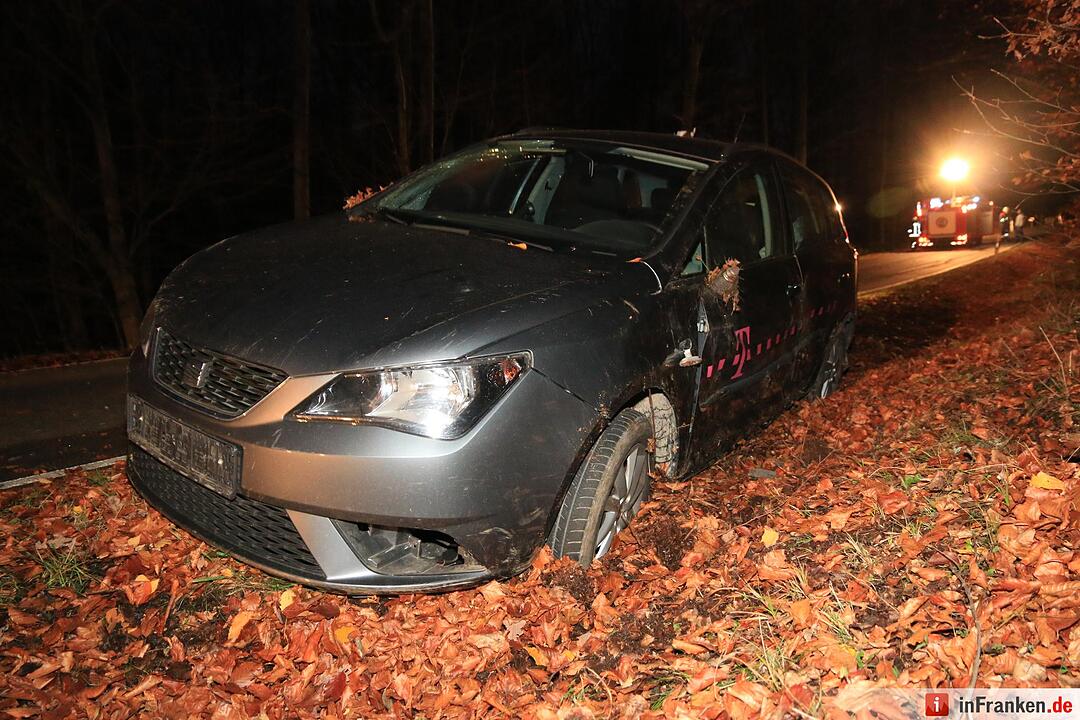 Pkw prallt bei Buch gegen Baum