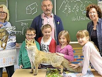 Die Mainleuser Dritt- und Viertklässler freuen sich über das anschauliche Unterrichtsmaterial über die heimischen Wildtiere, das ihnen der Vorsitzende des Jagdschutz- und Jägervereins Kulmbach, Peter Müller, mitgebracht hat. Foto: Katharina Müller-Sanke