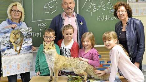 Die Mainleuser Dritt- und Viertklässler freuen sich über das anschauliche Unterrichtsmaterial über die heimischen Wildtiere, das ihnen der Vorsitzende des Jagdschutz- und Jägervereins Kulmbach, Peter Müller, mitgebracht hat. Foto: Katharina Müller-Sanke