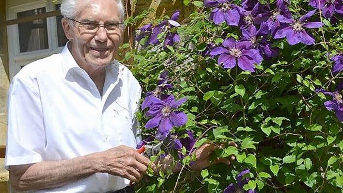 Horst Zahr bei der Gartenarbeit Foto: Jürgen Valentin