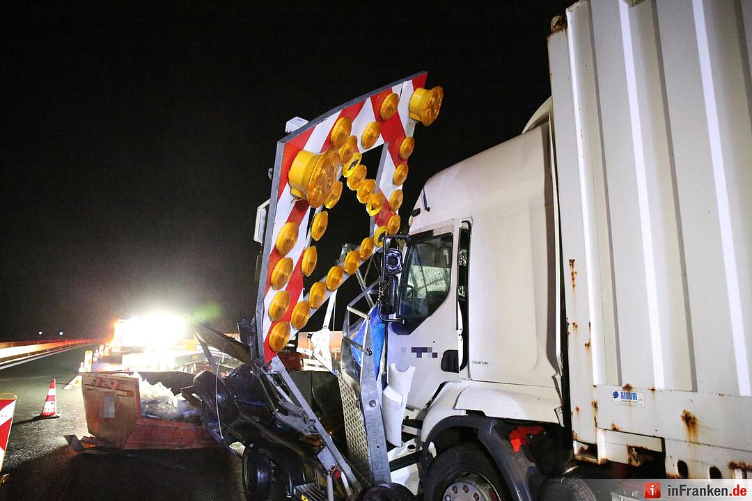 Lkw walzt Nachtbaustelle nieder - Bauarbeiter schwer verletzt - Bild der Verwuestung auf mehr als 300 Metern