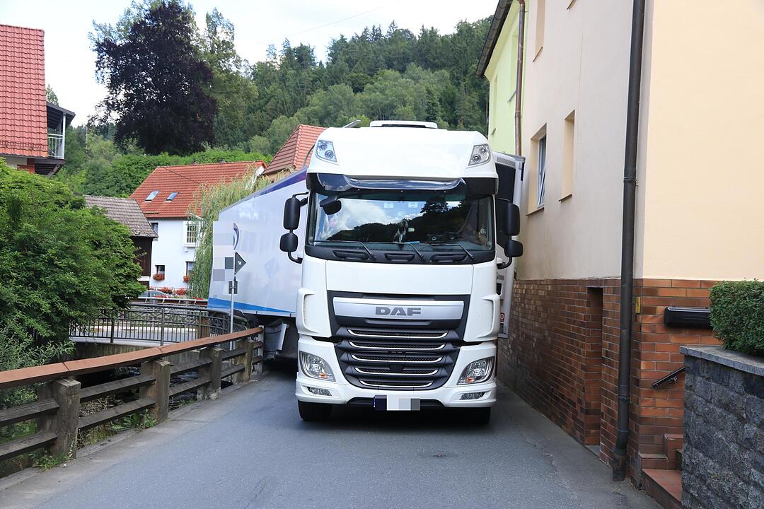 Lkw in Wirsberg zwischen Brücke und Haus eingeklemmt