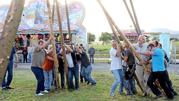 Mit einem gemeinschaftlichen Kraftakt wird der Kirmesbaum aufgestellt. Foto: Peter Rauch/Archiv