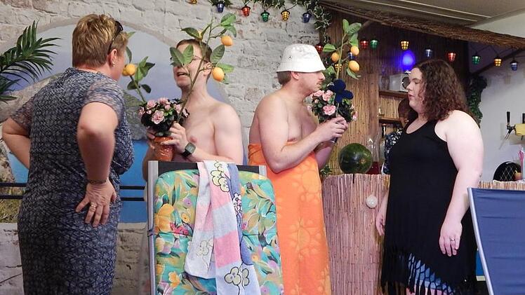 Ehepaare im         Zwiegespr&auml;ch (v. l.):  Sandra Zimmermann, Michael Schuberth, Jens         R&ouml;del und         Stephanie Busch. Foto: Horst Wunner