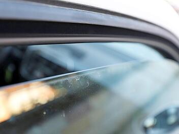Das Seitenfenster des Autos war einen Spalt breit geöffnet. Durch diesen versuchte die Feuerwehr, die Tür mit einem Draht zu entriegeln.  Symbolbild: Marian Hamacher