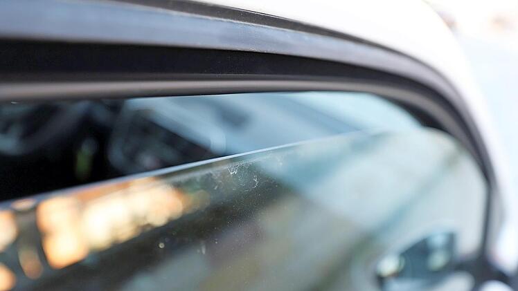 Das Seitenfenster des Autos war einen Spalt breit geöffnet. Durch diesen versuchte die Feuerwehr, die Tür mit einem Draht zu entriegeln.  Symbolbild: Marian Hamacher