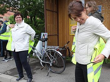 Hannelore Goller und Heidi Gieger haben Spaß bei der Anprobe. Sie stecken erstmalig in den Westen für Schulweghelfer und werden das noch mindestens fünf Wochen lang tun. Foto: Markus Häggberg