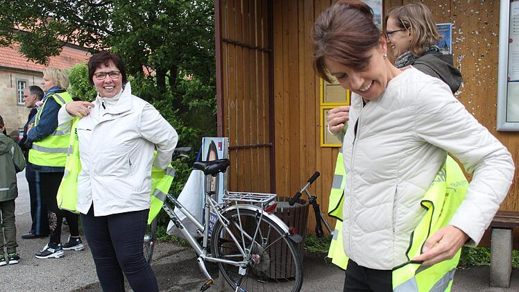 Hannelore Goller und Heidi Gieger haben Spaß bei der Anprobe. Sie stecken erstmalig in den Westen für Schulweghelfer und werden das noch mindestens fünf Wochen lang tun. Foto: Markus Häggberg