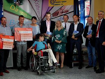 Aus der "Karl-Wagner-Stiftung" wurden die Spenden übergeben; unser Bild zeigt  (von links) Harald Waldhäuser (Lebenshilfe Augsfeld) und Thomas Kötzel (Lebenshilfe Schonungen), ferner Ute Seitz und Karl-Werner Wagner mit Sohn Karl-Stefan, Staatsministerin Melanie Huml,  Bürgermeister Michael Ziegler, Eltmann, sowie die Stiftungsräte Jürgen Wagner, Werner Stegemann und Jürgen Rößler.Günther Geiling