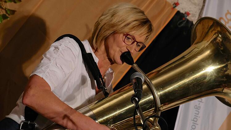Edith Hüthner vom Quartett "Kaufmannsware" blies in Hammelburg in die Tuba.Gerd Schaaar