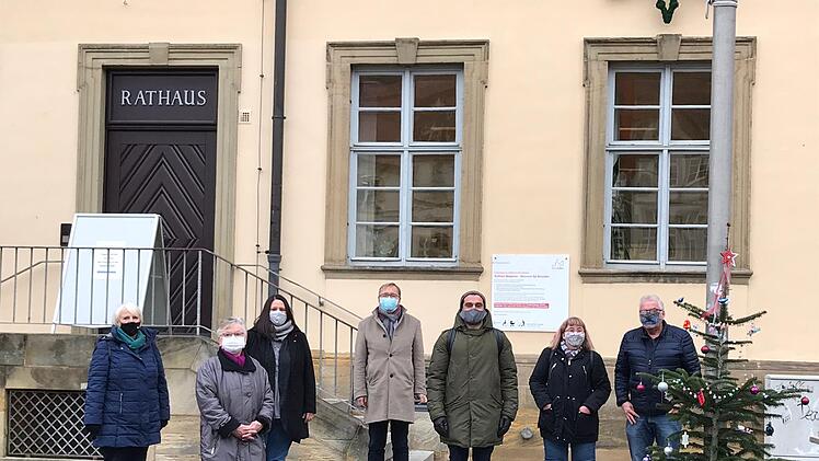 im Bild zu sehen v.l.n.r: Mathilde Wolff (Mitglied SPD OV, tatkräftige Helferin) Karin Gottschall (langjährige Stadträtin) Bianca Zachert (Ortsvereinsvorsitzende) Oberbürgermeister Andreas Starke Hayati Yilmaz (Mitglied SPD OV, Spender der Christbäume) Michaela Wolff  (Mitglied SPD OV, tatkräftige Helferin) Hans Wolff (Mitglied SPD OV, tatkräftige Helferin)