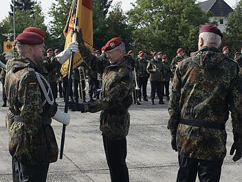 Oberst Ralf Broszinski (Miite) übernahm bei einem Übergabeappell am 23. September in der Rhön-Kaserne Wildflecken die Fahne des Gefechtssimulationszentrums. Rechts Brigadegeneral Heinz Feldmann. Foto: Steffen Standke