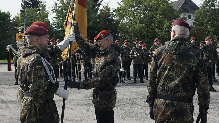 Oberst Ralf Broszinski (Miite) übernahm bei einem Übergabeappell am 23. September in der Rhön-Kaserne Wildflecken die Fahne des Gefechtssimulationszentrums. Rechts Brigadegeneral Heinz Feldmann. Foto: Steffen Standke