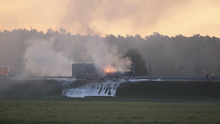 Brennender Laster auf Autobahn: Batterien geladen