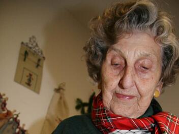 Ada Kanehl ist schon 84 Jahre alt, doch sie lässt die Nadel noch lange nicht sinken: Handarbeiten im Nostalgiestil sind ihre Passion. Jeden Abend arbeitet sie - und hat gemeinsam mit Gudrun Seydel (74) schon mehr als 30 000 Euro für die Bürgerstiftung gesammelt.