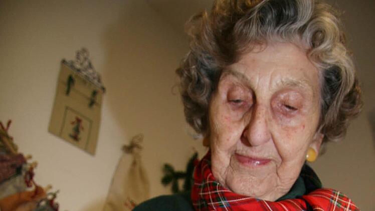 Ada Kanehl ist schon 84 Jahre alt, doch sie lässt die Nadel noch lange nicht sinken: Handarbeiten im Nostalgiestil sind ihre Passion. Jeden Abend arbeitet sie - und hat gemeinsam mit Gudrun Seydel (74) schon mehr als 30 000 Euro für die Bürgerstiftung gesammelt.